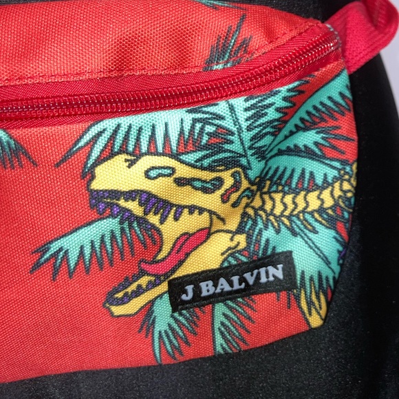 Original J Balvin Fanny Pack from Vibras Tour Dinosaurs - Picture 3 of 3
